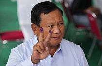 El candidato presidencial indonesio Prabowo Subianto realiza el símbolo de la victoria tras depositar su voto en Bojong Koneng, Indonesia, el miércoles 14 de febrero de 2024.