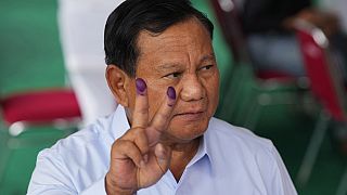 El candidato presidencial indonesio Prabowo Subianto realiza el símbolo de la victoria tras depositar su voto en Bojong Koneng, Indonesia, el miércoles 14 de febrero de 2024.