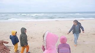 أطفال يلعبون في شاطئ غزة
