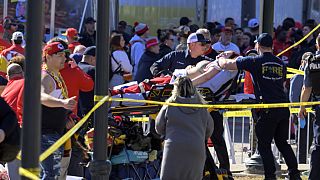 Una donna viene portata in ambulanza dopo una sparatoria a Kansas City, in Missouri, durante i festeggiamenti per la vittoria dei Chiefs al Super Bowl 