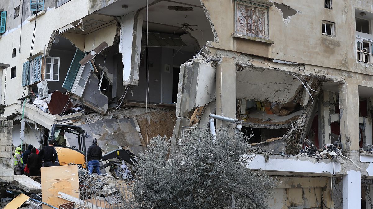 La défense civile et des secouristes enlèvent les décombres d'un bâtiment frappé mercredi soir par une frappe israélienne à Nabatiyé, au Liban, jeudi 15 février.