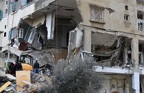 Un edificio que fue atacado el miércoles por la noche por un ataque aéreo israelí, en la ciudad de Nabatiyeh, en el sur del Líbano, el jueves 15 de febrero de 2024.
