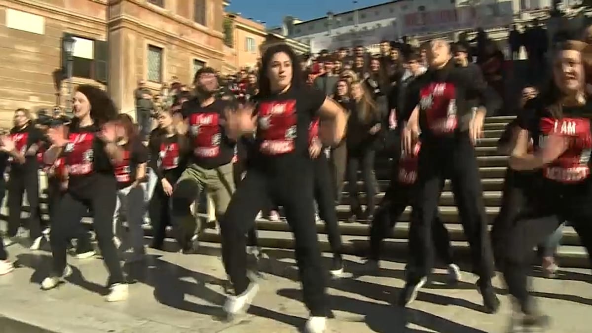 Flash Mob Proteste Women's rights group stages flash mob in Rome to protest gender ...