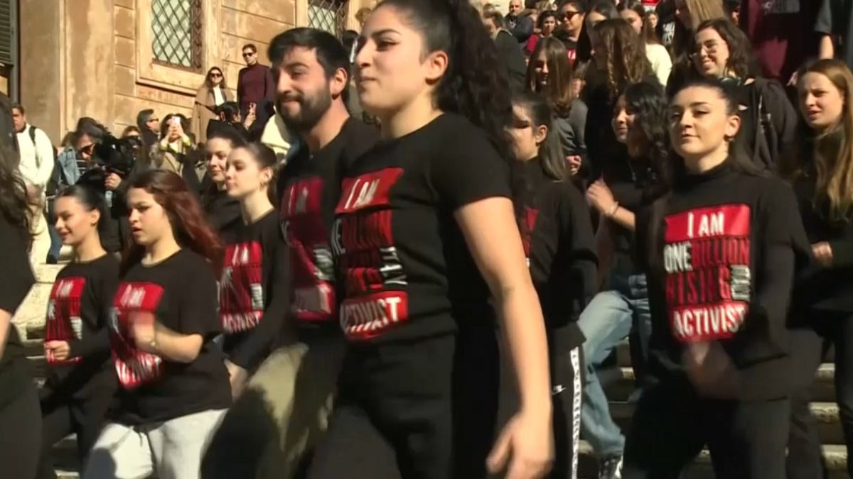 70 personas bailan contra la violencia de género en Roma, el 14 de febrero de 2024.