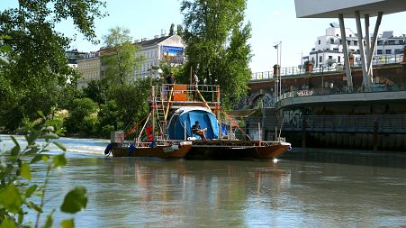 Plovilo umjetničkog kolektiva MS-FUSION plovi bečkim Donaukanalom 