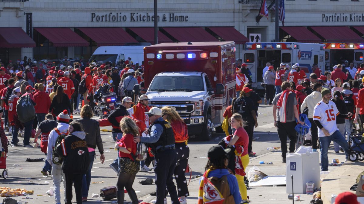 La police évacue la zone après une fusillade lors de la célébration du Super Bowl par les Kansas City Chiefs, à Kansas City dans l'État du Missouri, mercredi 14 février 2024.