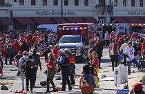 Eine Massenschießerei bei der Siegesparade der Kansas City Chiefs hat zu einem frühzeitigen Ende der Parade geführt.