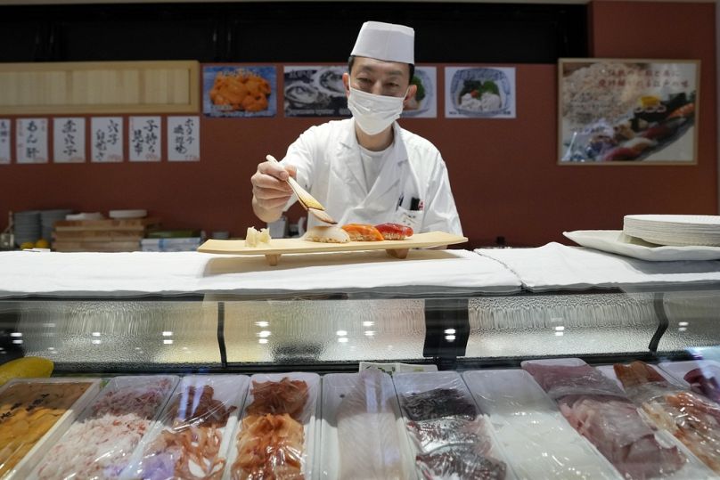 Japonya'nın başkenti Tokyo'da bir suşi şefi