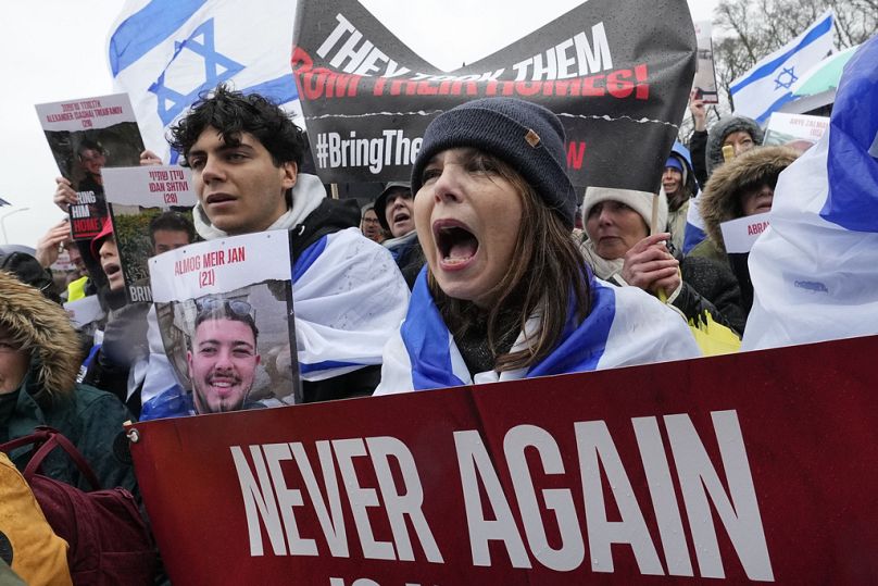 Συγγενείς των ισραηλινών ομήρων διαδηλώνουν στην Χάγη