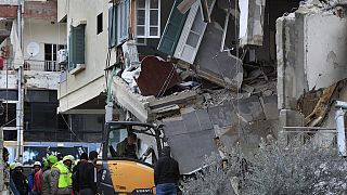 Nebatiye'de İsrail'in SİHA saldırısı sonrası bir kısmı yıkılan bina