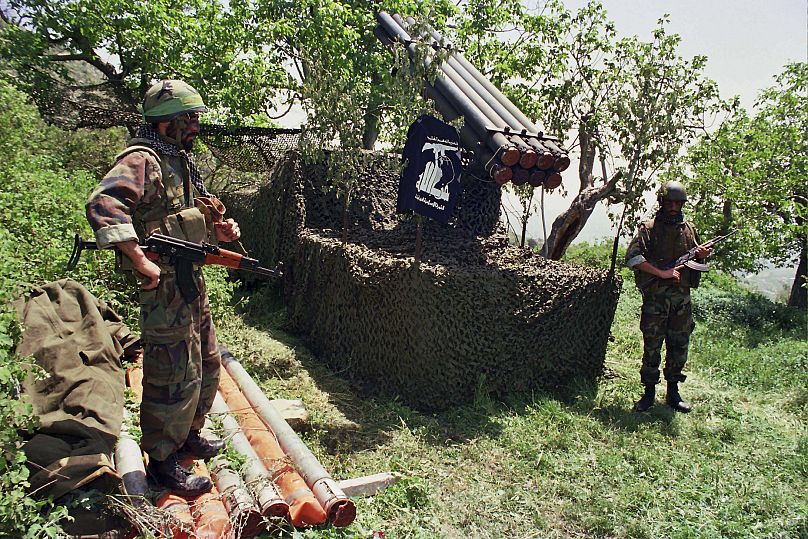 مقاتلون من حزب الله في قرية عين قانا اللبنانية. 1996