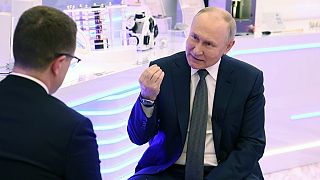 Rusya devlet televizyonuna röportaj veren Devlet Başkanı Putin
