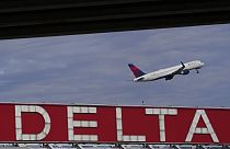 Αεροπλάνο της Delta απογειώνεται από το διεθνές αεροδρόμιο Hartsfield-Jackson Atlanta