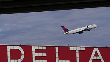 Αεροπλάνο της Delta απογειώνεται από το διεθνές αεροδρόμιο Hartsfield-Jackson Atlanta
