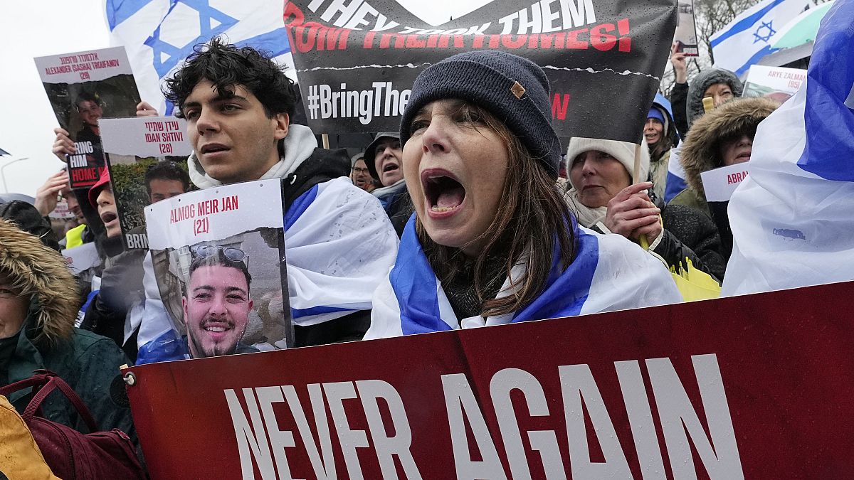 I parenti degli ostaggi israeliani protestano all'Aia