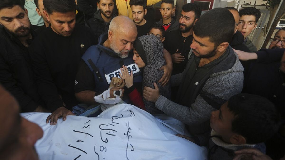 Il giornalista di Al Jazeera Wael Dahdouh stringe la mano del figlio, Hamza, anche lui reporter per Al Jazeera, ucciso in un bombardamento israeliano a Gaza, 7 gen. 2024