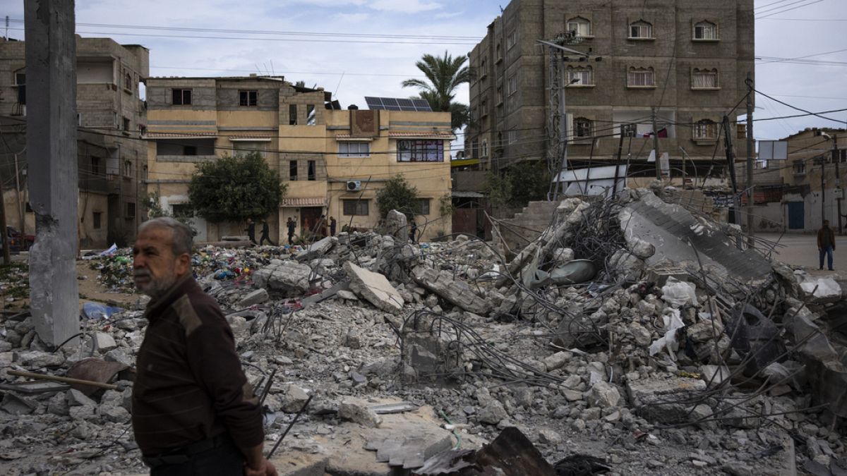 Refah'ta iki rehineyi kurtarma operasyonu sırasında İsrail'in hava saldırısına uğrayan Hasouna ailesinin evinin enkazı, 13 Şubat 2024 