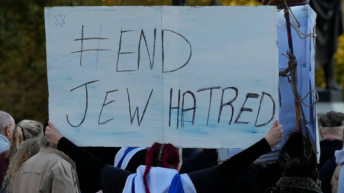 Antisemitic incidents in the UK reach new high, new data shows thumbnail