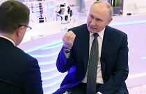 Der russische Präsident Wladimir Putin gestikuliert im Gespräch mit dem Korrespondenten des russischen Staatsfernsehens Rossija 1, Pawel Zarubin, in Moskau