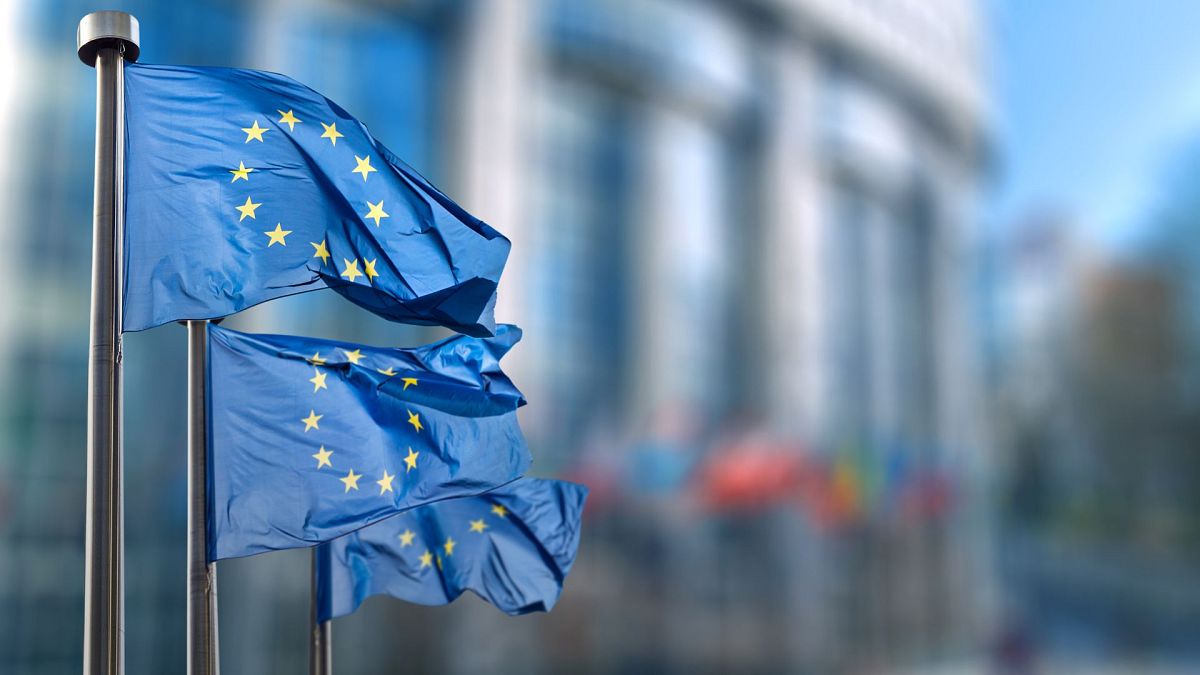 Europäische Flaggen vor dem Gebäude der Europäischen Kommission