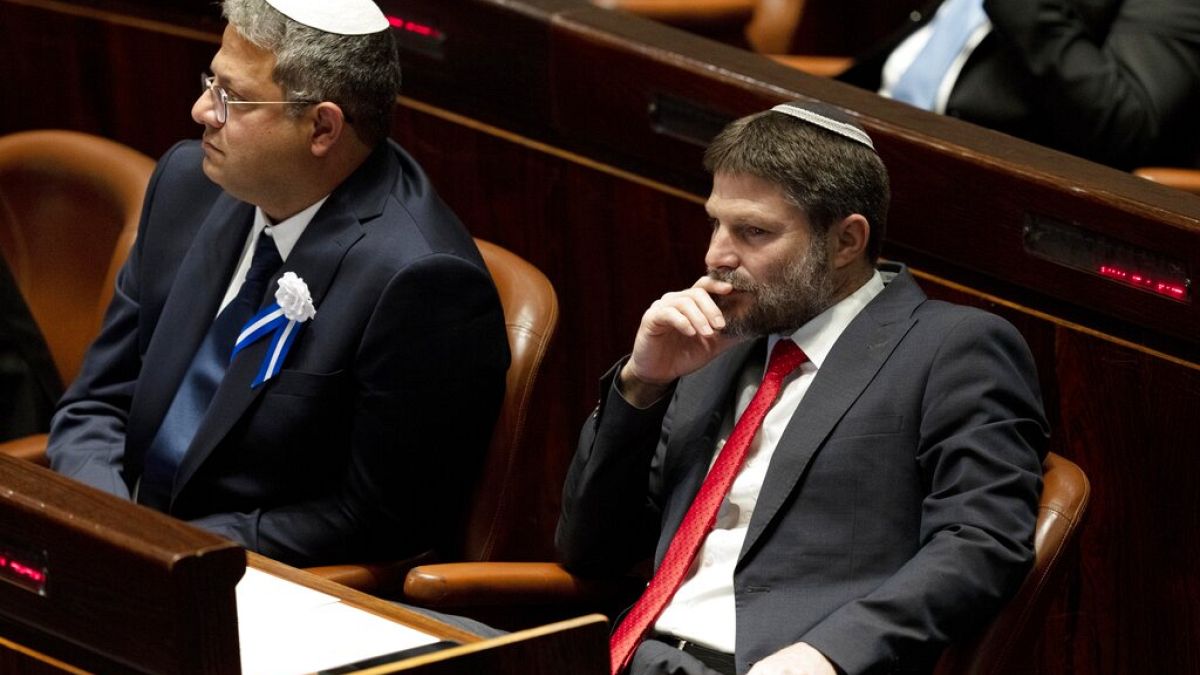   إيتامار بن غفير، وبتسلئيل سموتريش، يمين، يحضران مراسم أداء اليمين للبرلمان الإسرائيلي، في الكنيست، في القدس- 15 نوفمبر 2022