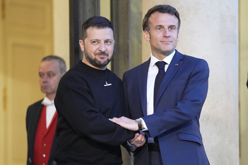 Le président français Emmanuel Macron, à droite, accueille le président ukrainien Volodymyr Zelensky au palais de l'Élysée à Paris, le 14 mai 2023.