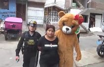 l Escuadrón Verde de la Policía Nacional del Perú, conocido por sus tácticas creativas, ya ha utilizado antes disfraces similares, como el de Papá Noel en Navidad.