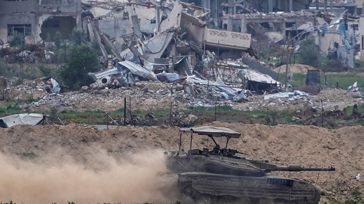 Soldados israelíes conducen un tanque dentro de la Franja de Gaza, visto desde el sur de Israel, el martes 13 de febrero de 2024.