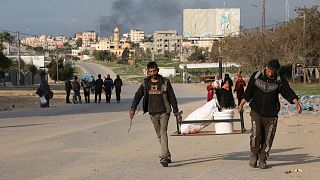 فلسطینی‌هایی که از حمله اسرائیل به خان یونس فرار کرده‌اند وارد شهر رفح در جنوب نوار غزه می‌شوند. چهارشنبه ۱۴ فوریه ۲۰۲۴.