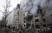 Ukrayna'nın başkenti Kiev'de füze ile hedef alınan bir bina