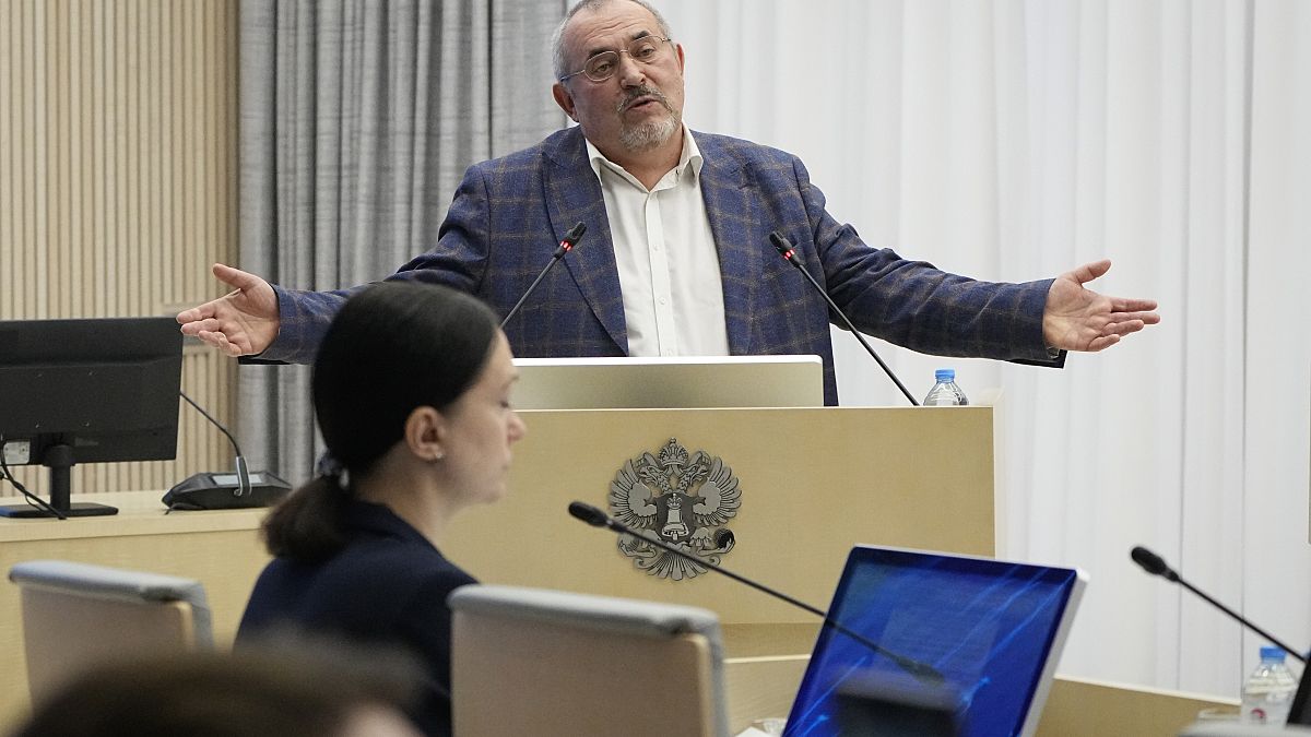 بوريس ناديجدين، سياسي روسي ليبرالي يتحدث خلال اجتماع للجنة الانتخابات المركزية الروسية في موسكو، روسيا. 2024/02/08