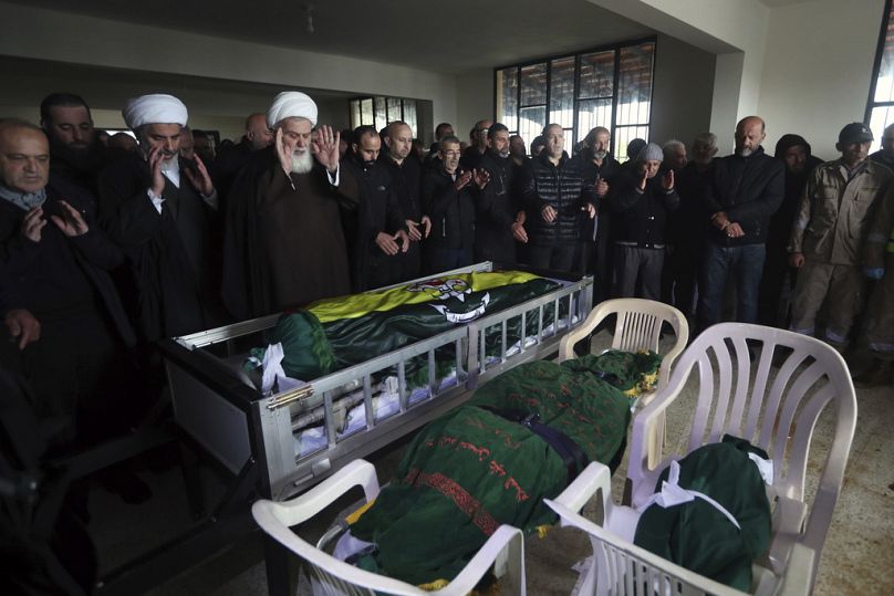 İsrail'in hava saldırılarında ölen Lübnanlı siviller için cenaze merasimi düzenlendi