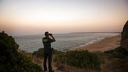 Un Guardia Civil vigila la costa de Barbate, en Cádiz