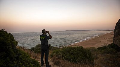 Un Guardia Civil vigila la costa de Barbate, en Cádiz