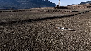 Почти пустое водохранилище Сау к северу от Барселоны на прошлой неделе. В городе объявлено чрезвычайное положение в связи с засухой после нескольких лет отсутствия осадков.