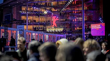 Fans warten auf die Eröffnung der diesjährigen Berlinale am 15. Februar, 2024.