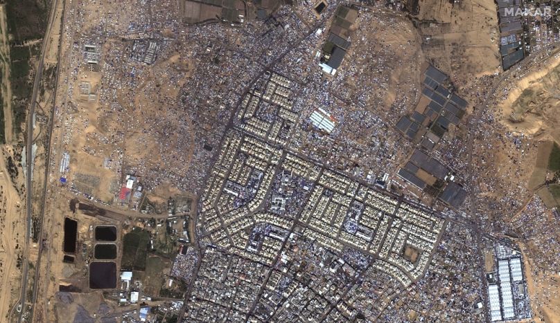 Cette image satellite fournie par Maxar Technologies montre une vue d'ensemble des tentes et des abris des déplacés à Rafah, dans le sud de Gaza, le 7 février 2024.