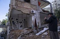 Un palestinese ispeziona una casa distrutta dopo un'operazione dell'esercito israeliano nel campo profughi di Nour Shams, in Cisgiordania, 8 febbraio 2024