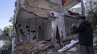 Ein Palästinenser fotografiert ein zerstörtes Haus nach einem israelischen Armeeeinsatz.