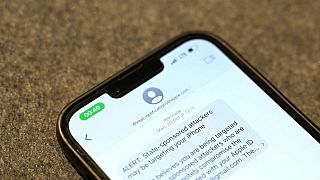 Un mensaje en un Iphone dice que el dueño del móvil ha sido víctima de espionaje por el Estado. 
