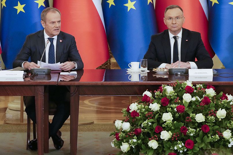 Il primo ministro polacco Donald Tusk e il presidente Andrzej Duda partecipano a una riunione del Consiglio di Gabinetto a Varsavia