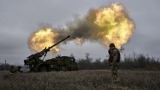 Ukrán katonák tüzelnek orosz állásokra Avdijivka közelében (archív)