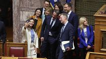 Ο πρωθυπουργός Κυριάκος Μητσοτάκης φωτογραφίζεται με βουλευτές στη συνεδρίαση της Ολομέλειας της Βουλής