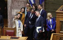 Ο πρωθυπουργός Κυριάκος Μητσοτάκης φωτογραφίζεται με βουλευτές στη συνεδρίαση της Ολομέλειας της Βουλής