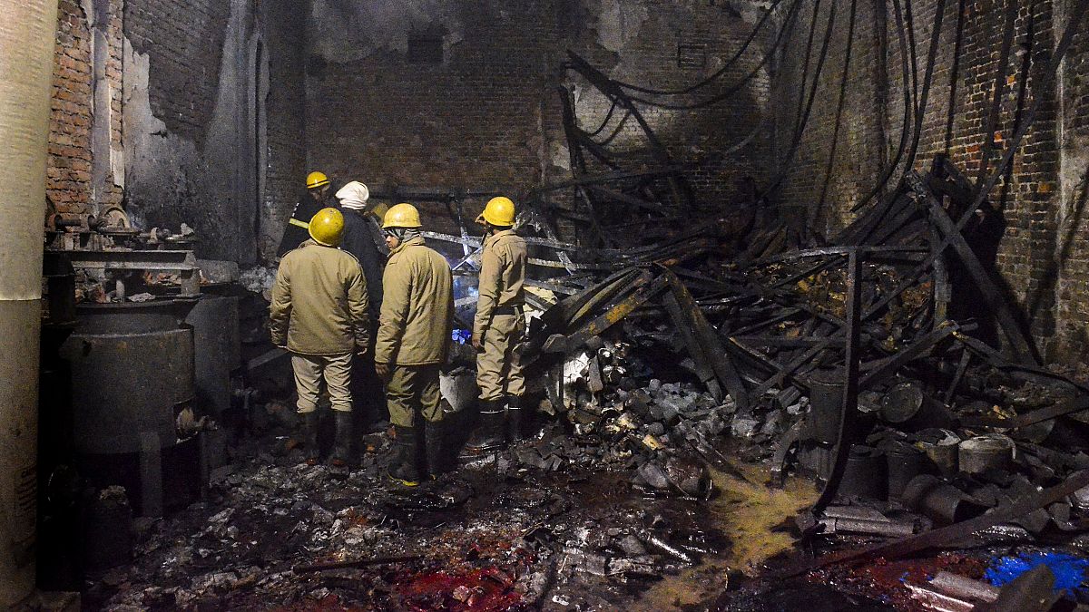 وحدات الإطفاء الهندية بعد إخماد حريق في نيودلهي، الهند