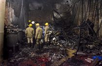 وحدات الإطفاء الهندية بعد إخماد حريق في نيودلهي، الهند