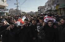 فلسطينيون يشيعون رجلين قتلا في قرية الدورا في الضفة الغربية المحتلة 