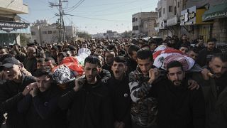 فلسطينيون يشيعون رجلين قتلا في قرية الدورا في الضفة الغربية المحتلة 