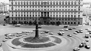 A Dzerzsinszkij tér, mely visszakapta eredeti nevét, és ismét Lubjanka tér lett, a háttérben az Állambiztonsági Bizottság épülete
