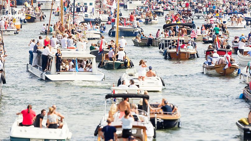 Лодки с туристами в Амстердаме